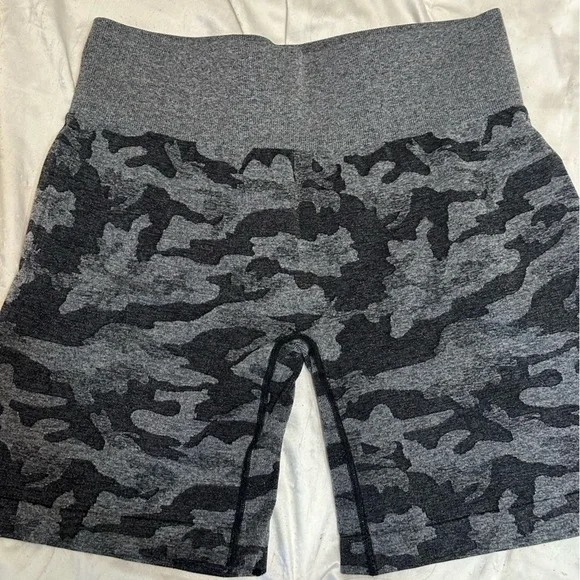 NVGTN Grey Camo Biker Shorts - Picture 3 of 4